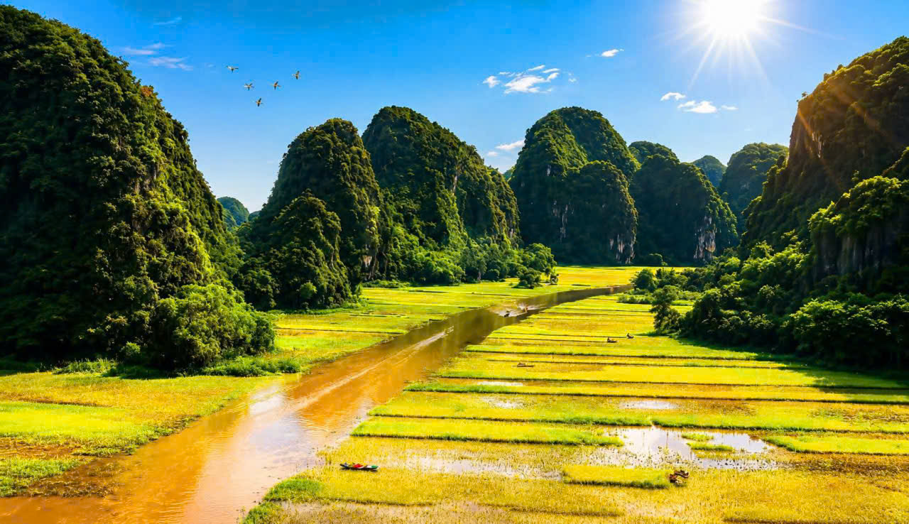 FULLDAY DISCOVERY TOUR INCENSE VILLAGE - TAM COC BOATING - HOA LU ANCIENT CAPITAL DEPARTS FROM HANOI VIETNAM 